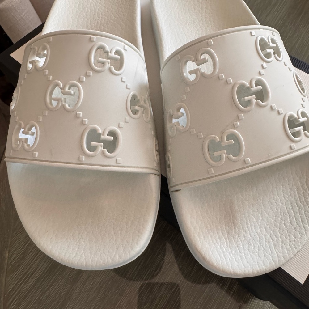 Gucci Rubber White Sandals with Embossed Design